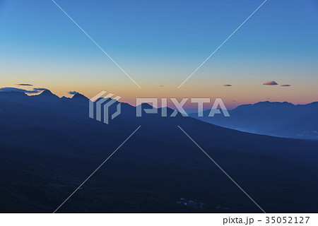 蓼科山からの朝焼けの八ヶ岳連峰稜線と中央アルプス 35052127