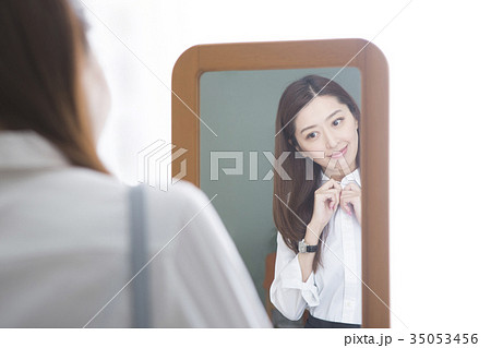 鏡を見る女性 35053456