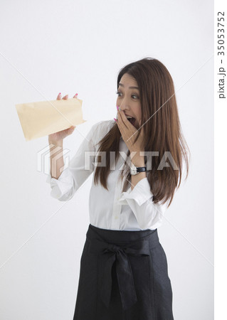 お給料をもらった女性 お給料をもらった女性 35053752