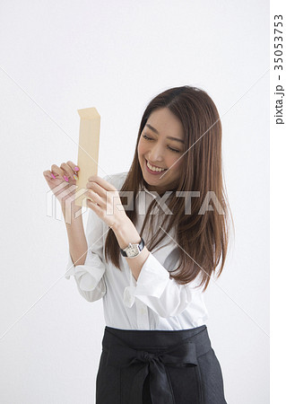 お給料をもらった女性 お給料をもらった女性 35053753