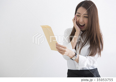 お給料をもらった女性 お給料をもらった女性 35053755