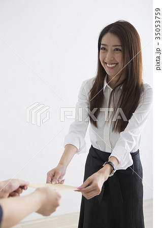 お給料をもらった女性 お給料をもらった女性 35053759