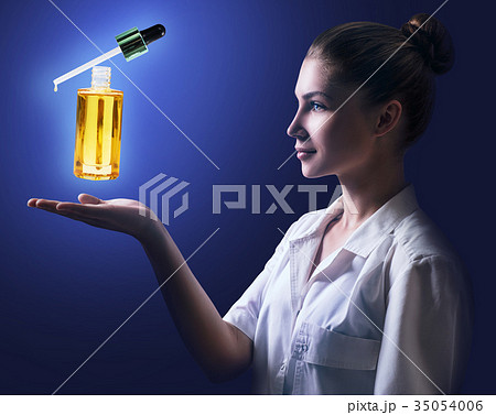 Young cosmetologist woman presents cosmetics oil 35054006