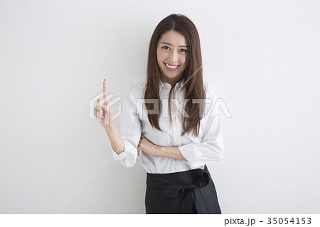 楽しいポーズをする女性 35054153