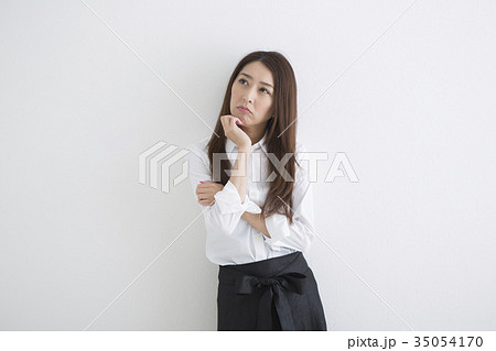 考え事をする女性 考え事をする女性 35054170