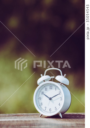 目覚まし時計と緑ぼかし背景 35054543