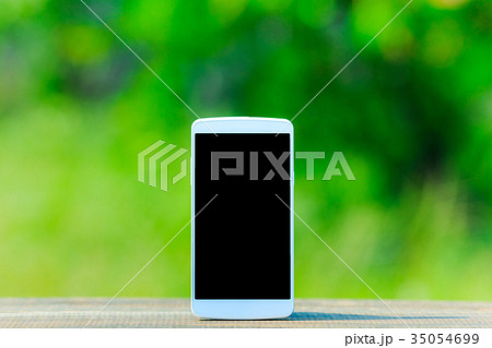 スマートフォンと緑背景 スマートフォンと緑背景 35054699