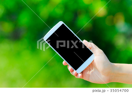スマートフォンと緑背景 35054700
