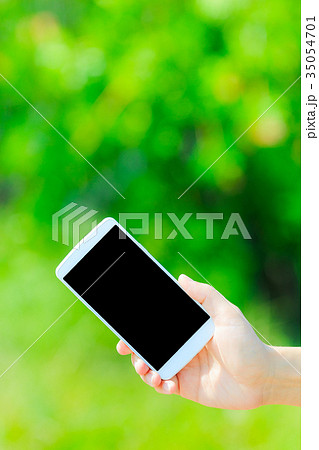 スマートフォンと緑背景 35054701