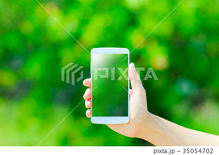 スマートフォンと緑背景 35054702