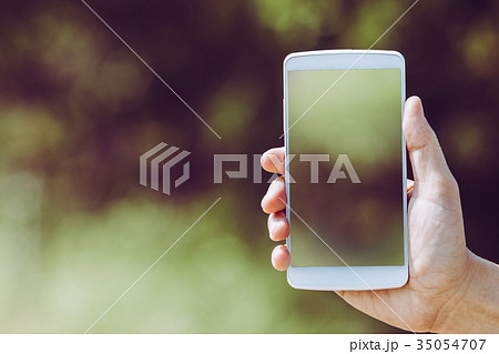 スマートフォンと緑背景 スマートフォンと緑背景 35054707