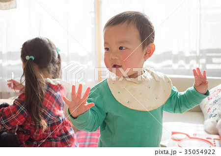 1 year old 35054922