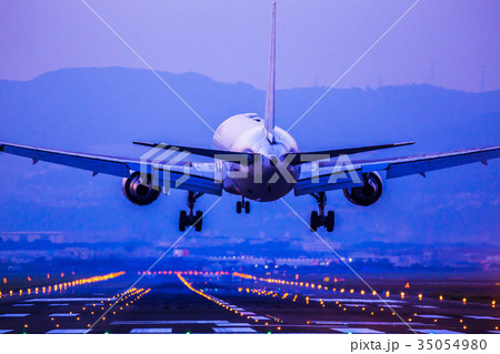 飛行機 滑走路 飛行機 滑走路 35054980