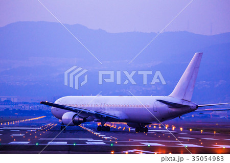 飛行機 滑走路 飛行機 滑走路 35054983