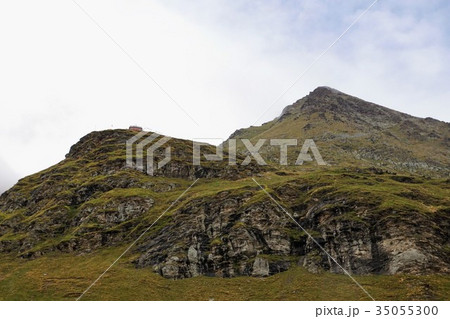 アルプ・グリュム駅から見るサッサル・マソン小屋 35055300