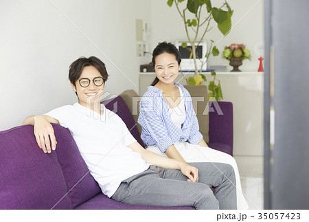 リビングでくつろぐ夫婦 リビングでくつろぐ夫婦 35057423