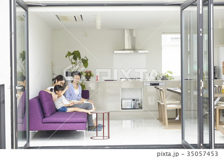 リビングでくつろぐ家族 リビングでくつろぐ家族 35057453