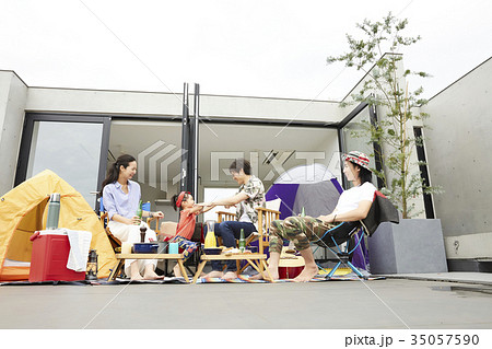 ベランダでアウトドアパーティ 35057590