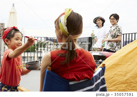 ベランダでアウトドアパーティ 35057591