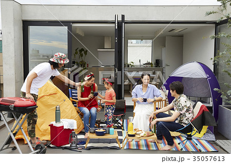 ベランダでアウトドアパーティ 35057613