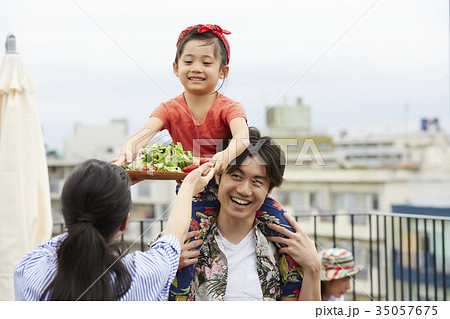 ベランダでアウトドアパーティ ベランダでアウトドアパーティ 35057675