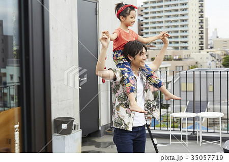 仲良しの親子　ベランダ 35057719