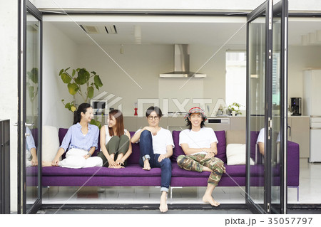 リビングでくつろぐ人々 35057797