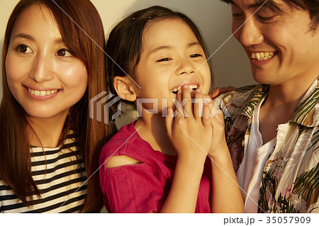 西日を浴びる親子　ポートレート 35057909