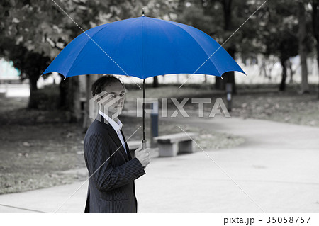 傘をさす男性の写真素材