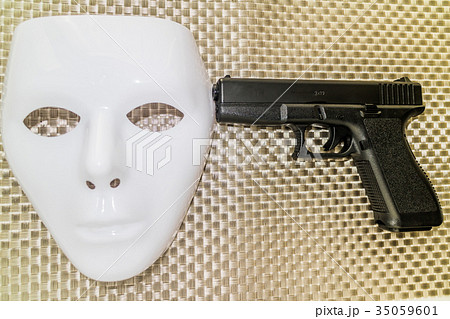 仮面と銃 35059601