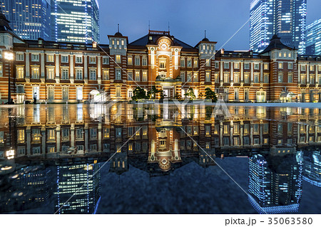 東京駅 丸の内 雨上がりの夜景の写真素材