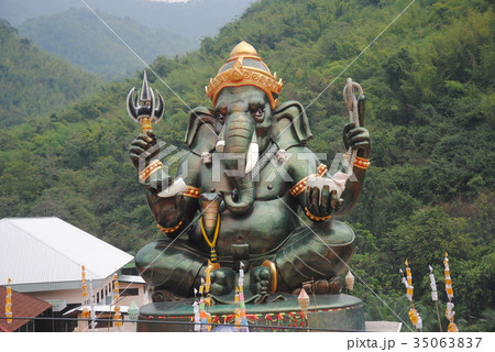 The Ganesh is on the mountain. 35063837