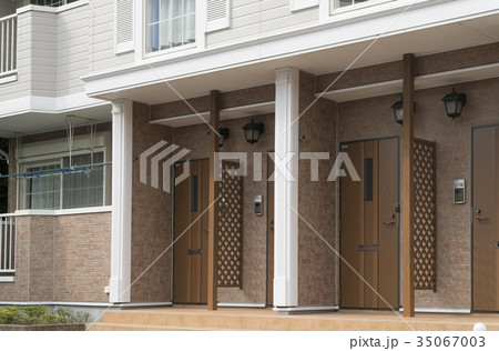メゾネットタイプ2階建てアパートイメージの写真素材