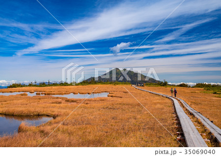 尾瀬 アヤメ平の草紅葉と燧ヶ岳 尾瀬 アヤメ平の草紅葉と燧ヶ岳 35069040