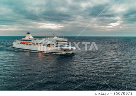 White cruise liner aerial view 35070973