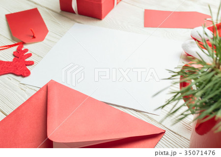 Close-up of white blank paper card with red Close-up of white blank paper card with red 35071476