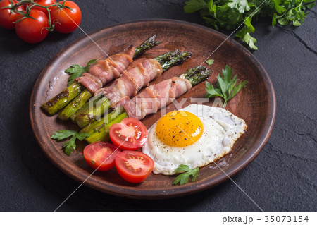 Grilled asparagus with bacon 35073154
