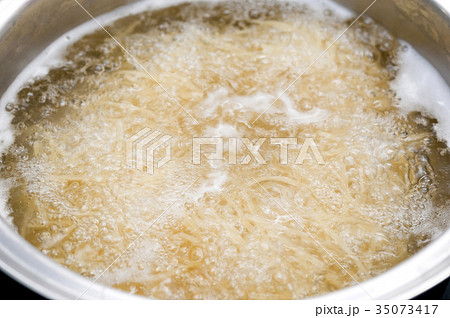 パスタを茹でる 35073417