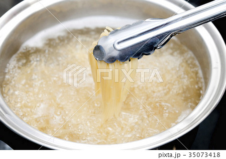 パスタを茹でる パスタを茹でる 35073418
