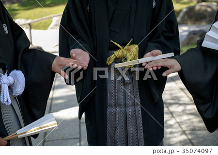 紋付羽織袴の若者三人 35074097
