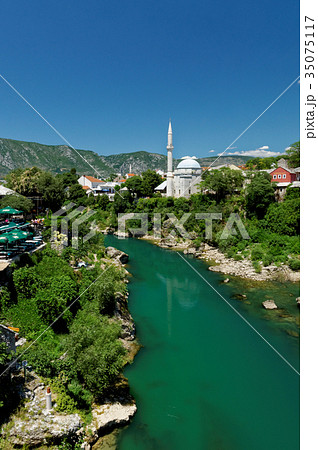 モスタル スタリモストの上からモスクを望む モスタル スタリモストの上からモスクを望む 35075117