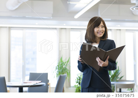 働く若い女性　　ビジネスウーマン 35075675