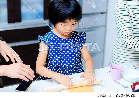 料理を手伝う女の子 35076039