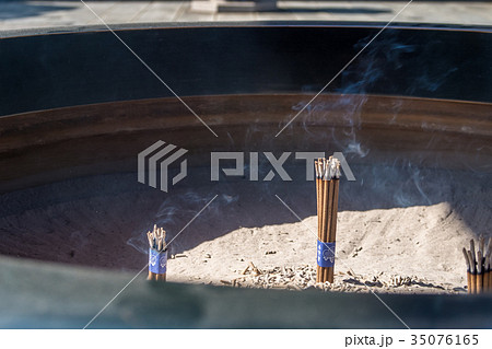 泉岳寺の常香炉内の線香 35076165
