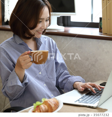 休憩をするOL 休憩をするOL 35077232