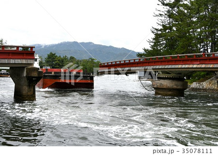 雨の廻旋橋 雨の廻旋橋 35078111