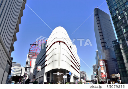 大阪　阪急駅前周辺の街並み 35079856