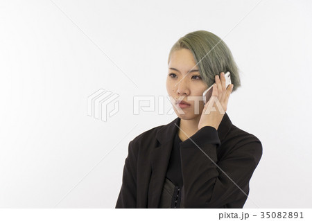 人物 女性 20代 白背景 スマホ バストショット 通話 無表情 人物 女性 20代 白背景 スマホ バストショット 通話 無表情 35082891