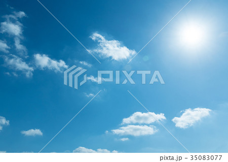 雲　クラウド　白　青　グラデーション　大空　快晴　青空　スカイ　風景　さわやかな空　バックグラウンド 35083077
