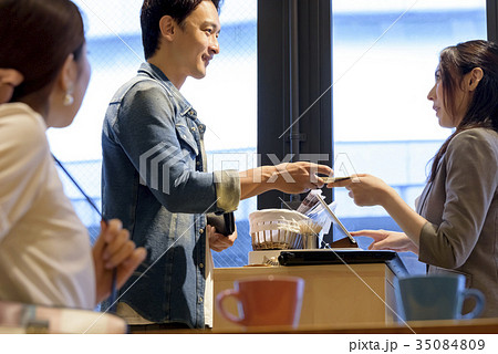 カフェ レジ 会計の写真素材